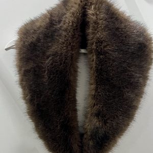 Cuello avellana oscuro